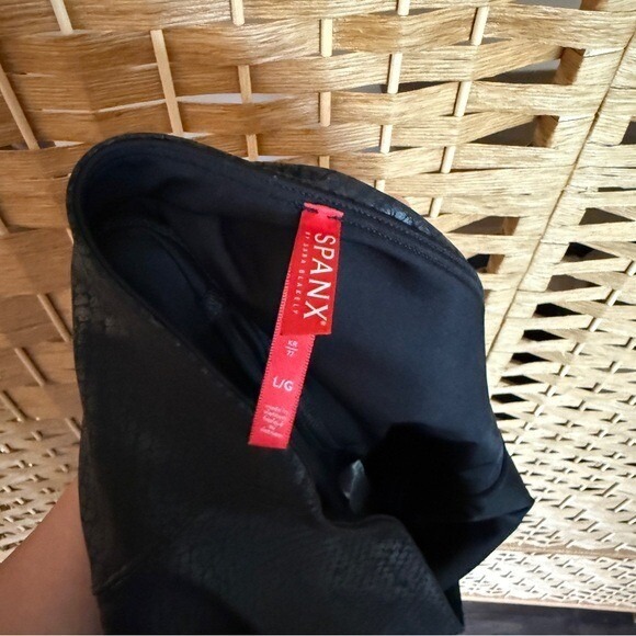 SPANX Faux Leather Black /Metallic Snakeskin Style Bike Shorts Women's Size L - Picture 5 of 7